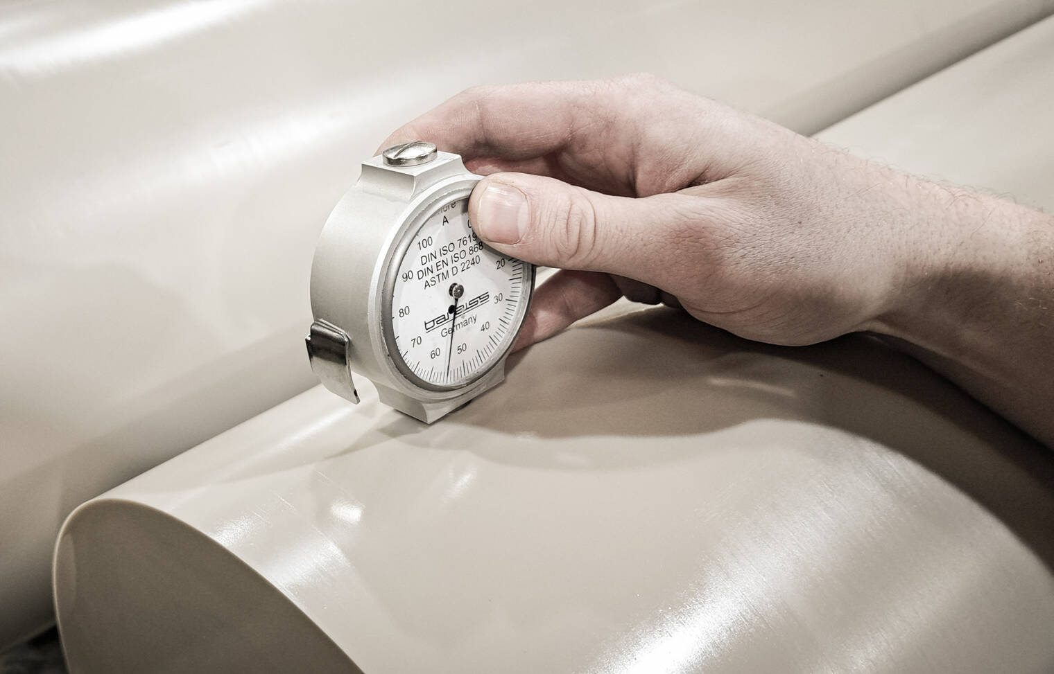 How to measure rubber and polyurethane roller hardness (Shore-A scale)